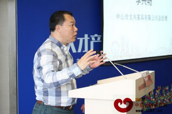 李兴畅在会上介绍企业和高端人才合作的经验