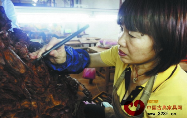 红古轩雕花工刘翠英专注地雕刻作品
