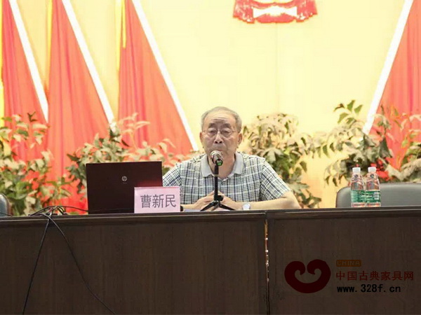 中国家具协会传统家具专业委员会高级顾问曹新民讲解了大涌红木产业发展情况以及红木知识