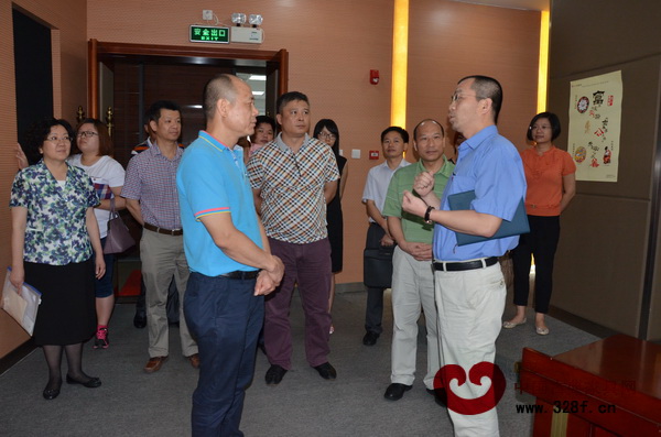 考察团在宏达工贸集团参观交流 考察团在宏达工贸集团参观交流