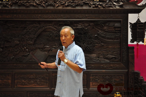 故宫家具修复专家王秀林在点评此次参评的精品家具