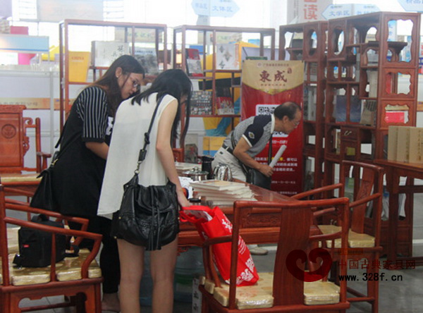 东成红木与新华书店共同精心布置的展馆