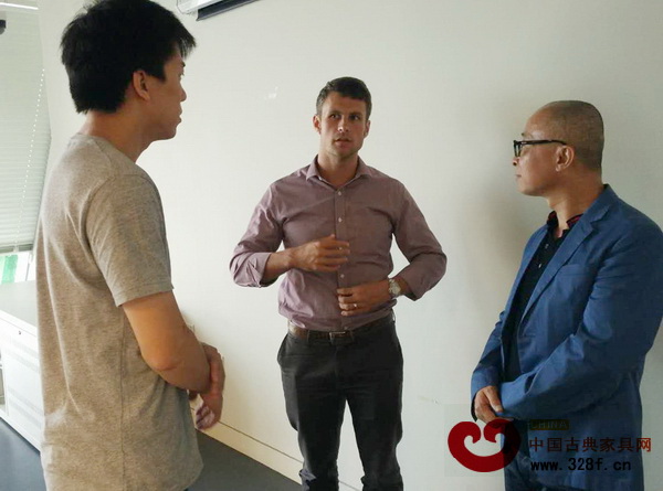 合兴奇典居总裁萧广铎（右一）与师生进行了热烈交流