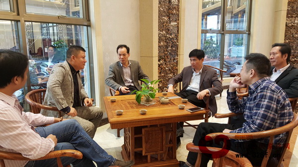 大涌镇党委书记、人大主席黄红全，党委委员谢巧明等与远扬红木家具批发市场项目负责人围绕项目工程建设进行了深入讨论