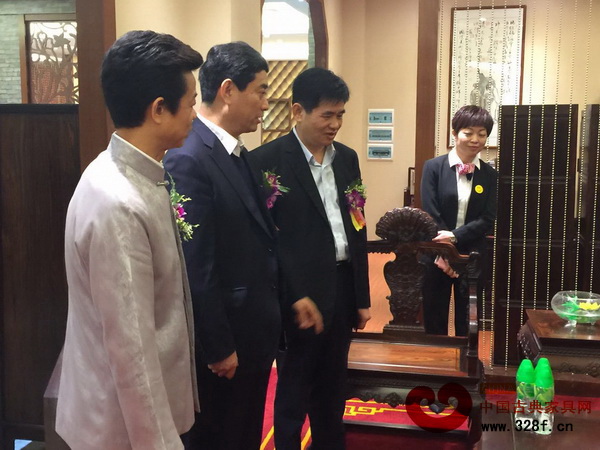 中国家具协会理事长朱长岭（中）与大涌镇党委委员谢巧明（右）等参观伍氏大观园展厅