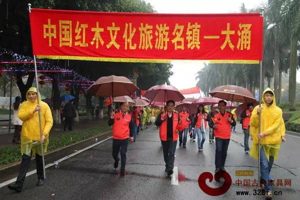 万人行活动中，大涌镇领导带队的“中国红木文化旅游名镇”方阵阔步前行