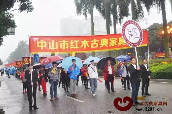 由和兴家具董事长萧社和率队的中山市红木古典家具学会方阵成为今年万人行队伍中的给力一员 由和兴家具董事长萧社和率队的中山市红木古典家具学会方阵成为今年万人行队伍中的给力一员