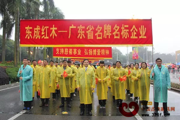 东成红木方阵亮相中山市2016年慈善万人行(企业供图) 东成红木方阵亮相中山市2016年慈善万人行(企业供图)