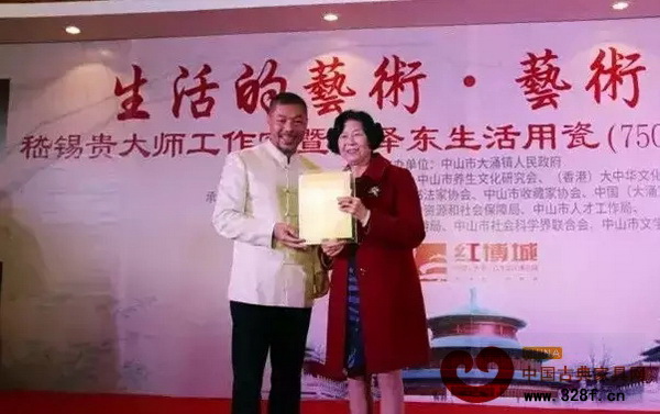 嵇锡贵大师（右）被正式聘为红博城首席艺术顾问，董事长林孟礼为她颁发聘书