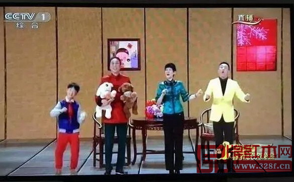 2016央视猴年春晚的第1个语言节目《快乐老爸》中红木圈椅与红木圆台在荧幕上精彩亮相
