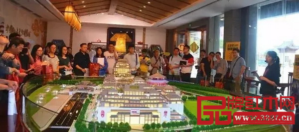 采编人员参观红博城项目的规划建设沙盘