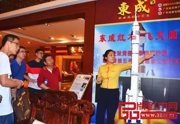 采风团到东成红木进行参观采风走访