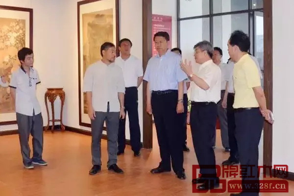 中山市政协主席丘树宏（右二）向张璞副主席一行介绍大涌红木文化