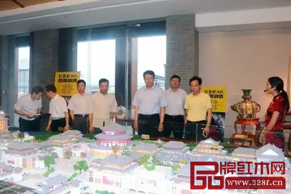 山西省政协副主席、晋中市委书记张璞率领考察团一行观看红博城沙盘 山西省政协副主席、晋中市委书记张璞率领考察团一行观看红博城沙盘