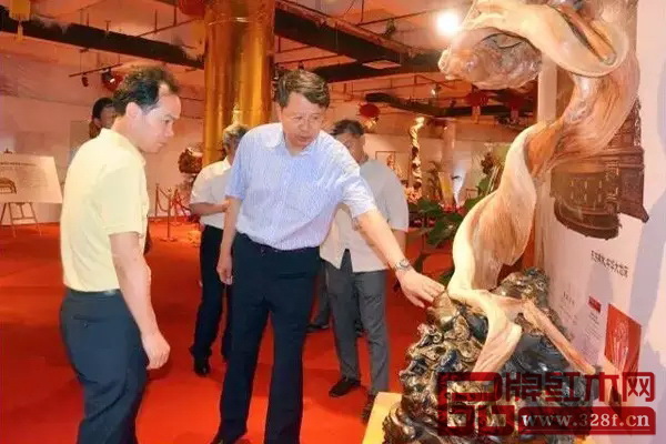 大涌镇党委书记黄红全(左)陪同张璞副主席一行参观红博城 大涌镇党委书记黄红全(左)陪同张璞副主席一行参观红博城