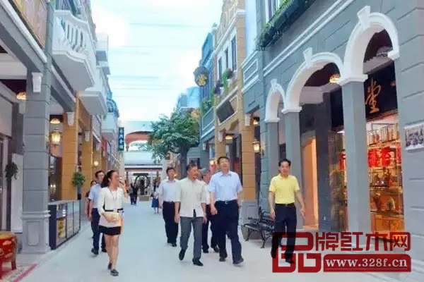 红博城董事长林孟礼引领考察团一行参观红博城内的特色展区和展馆 红博城董事长林孟礼引领考察团一行参观红博城内的特色展区和展馆