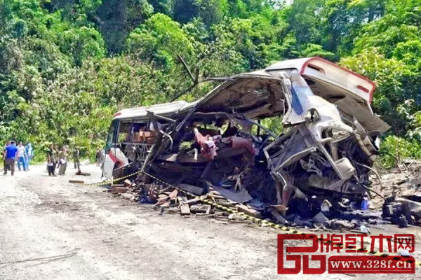 “老越边境一辆载有红木的客车爆炸”的报道引起国内红木人极高关注