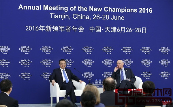 国务院总理李克强（左）出席第十届“夏季达沃斯论坛”