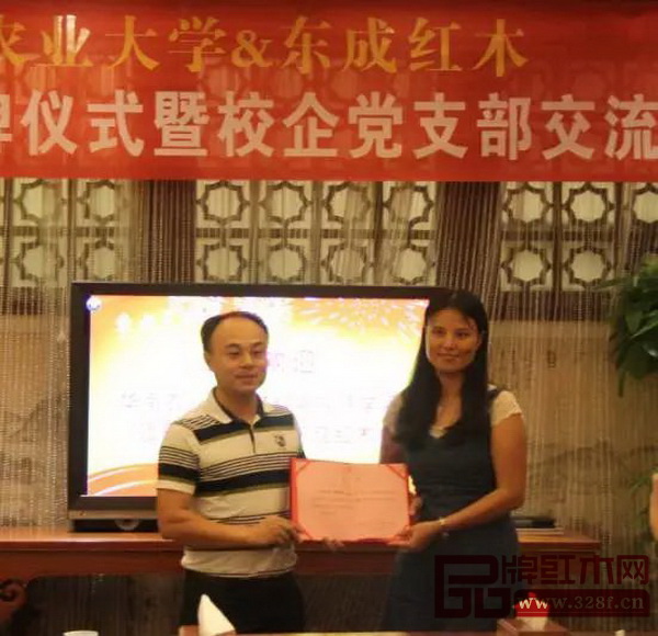 实践教学基地聘请东成红木董事长助理李国进（左）为指导老师 