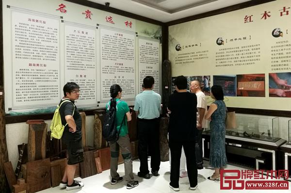 波记家具的客人在伍建波的引领下认识名贵红木材质
