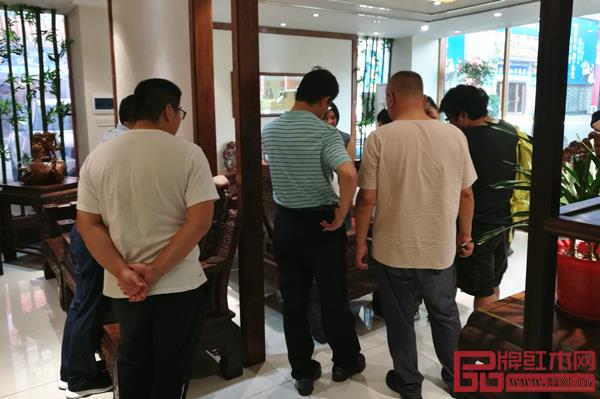 波记家具“大师作品品鉴会”吸引了许多客人慕名而来