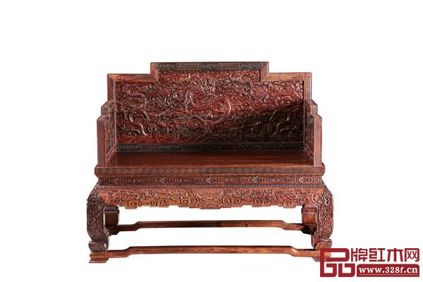 伍建波创作的《小叶紫檀家具-真龙宝座》在第25届全国工艺品交易会上获得2017年“金凤凰”创新产品设计大奖赛金奖