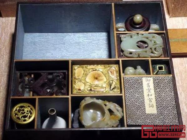 多宝格里收藏有各类珍品
