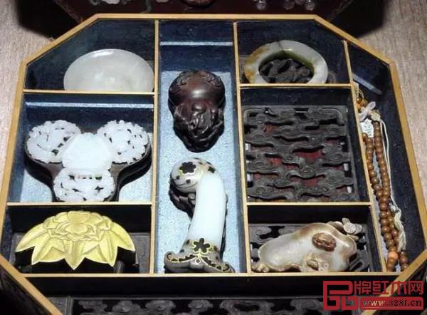 多宝格里收藏有各类珍品