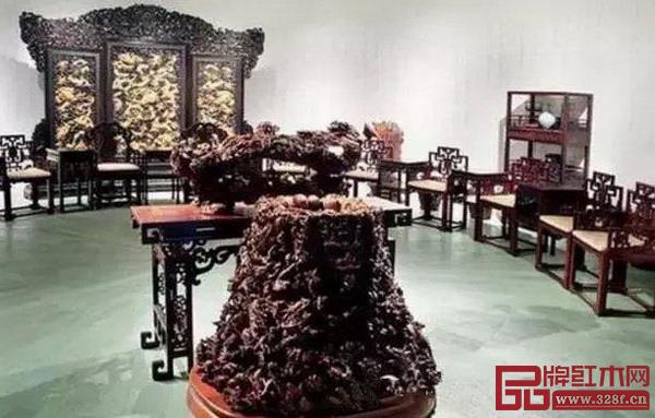 中国女首富陈丽华对紫檀情有独钟，她的紫檀博物馆里有屏风、条案、桌椅等各类紫檀家具