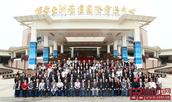 由全联艺术红木家具专业委员会主办的第六届中国红木家具品牌大会在海南博鳌亚洲论坛国际会议中心隆重举行