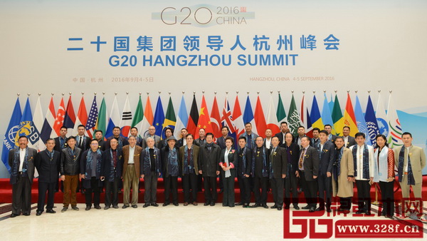 参加全联艺术红木家具专委会年会的部分重要嘉宾于G20峰会举办地合影留念