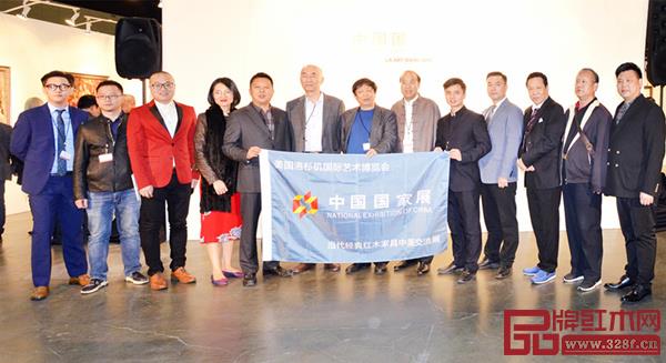 组织全联艺术红木家具专业委员会成员亮相美国洛杉矶艺博会中国国家展合照