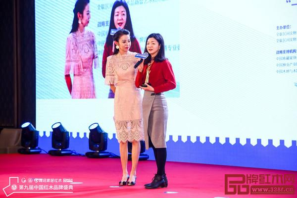 在第九届品牌盛典颁奖现场，杨晶（右）接受主持人采访