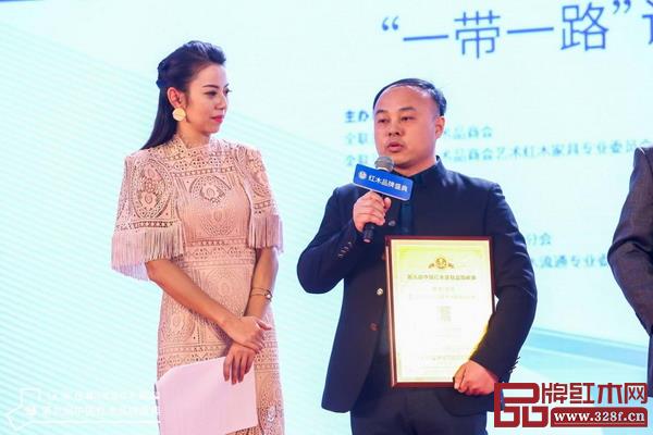 东成红木董事长助理李国进现场接受著名广东电视台主持人央金采访，并向嘉宾们传递东成“文宋”的品牌文化