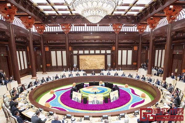 4月27日，第二届“一带一路”国际合作高峰论坛在北京雁栖湖国际会议中心举行圆桌峰会