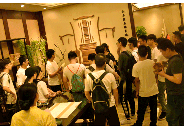 华南农业大学师生们走进东成红木中式家居文化生活体验馆，品味红木家具的博大精深与雅致韵味