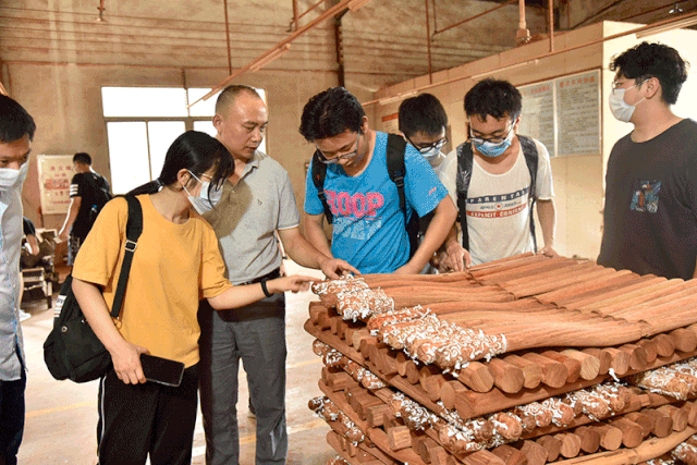 华南农业大学师生一行来到东成红木生产一线，近距离接触红木家具生产工艺