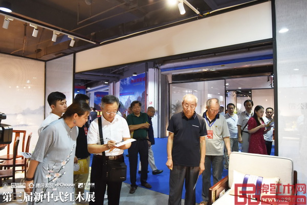 专家评审团现场为顺泰轩·书香门第《承道沙发》评分 专家评审团现场为顺泰轩·书香门第《承道沙发》评分