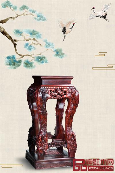 获奖作品《华夏至尊满工夔龙纹酸枝清式花几》展现了刘定杰高超的木作技艺