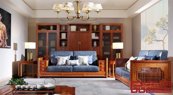 融合东方韵味和现代设计的《世珀·万合沙发》广受业内专家学者好评，荣获“中国新中式红木家具新意思设计奖·金钻奖”