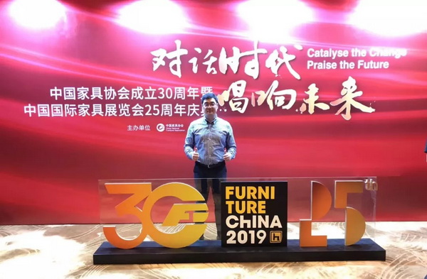 东成红木营销中心总经理曾东阳出席了当天的庆典
