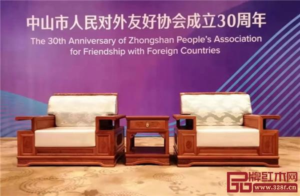 东成红木《香茗会客椅》、《皇宫椅系列》登上中山市人民对外友好协会成立30周年庆典活动主会场