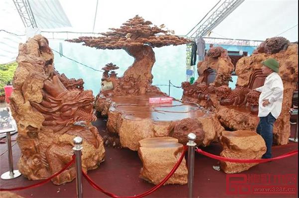越南一名根雕爱好者Minh将他亲自研发的根雕家具《永恒》进行展览，售价152万元