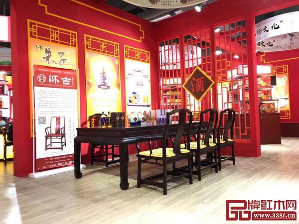 红木家具因其强烈的民族风格、突出的东方艺术和独特的审美趣味，在国际舞台上刮起浓郁的中式风
