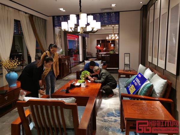 中信红木居境标准店落户四川泸州,开业首日营业额即破百万大关 中信红木居境标准店落户四川泸州,开业首日营业额即破百万大关