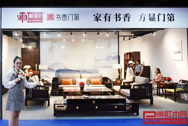 腾讯家居主播直播顺泰轩·书香门第展会现场