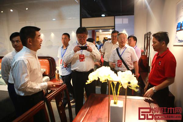 领导、专家参观顺泰轩·书香门第产品，并对心仪产品留下影像