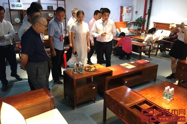 领导、专家来到龙博士展位，感受国潮中式的红木家具魅力