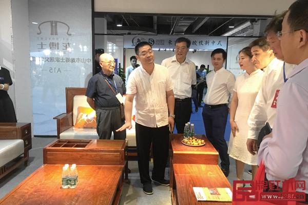 龙博士董事长陈小华在为领导专家介绍产品的工艺及设计理念