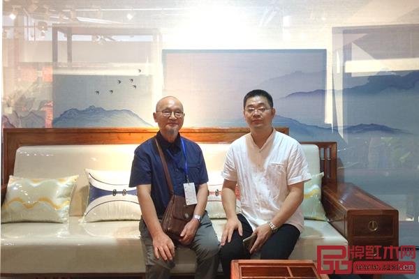 中国高等教育家具设计专业创始人胡景初（左一）品鉴、体验龙博士家居的红木沙发，给予了极高的评价，并与龙博士董事长陈小华合影留念